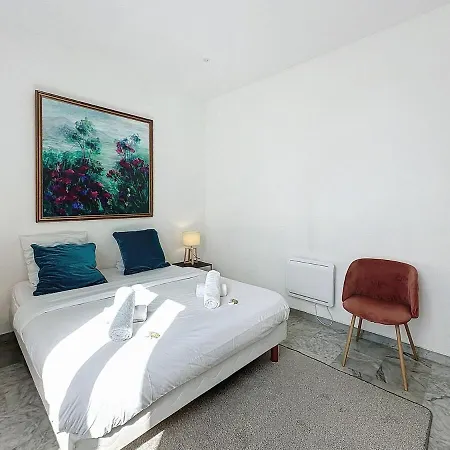 60 M2 Private Parking, 600 M Palace & Beaches